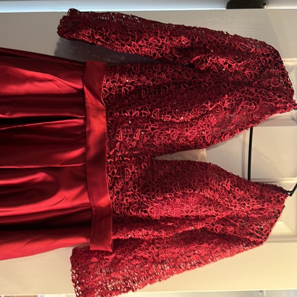 Formal burgundy dress, never worn - Picture 2 of 5